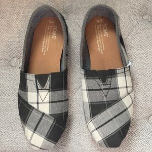TOMS size 6 black, grey and white